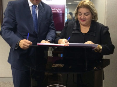 A Procuradora-Geral de Justiça do Piauí, Zélia Saraiva Lima, assina o termo de cooperação com o Secretário de Reforma do Judiciário, Flávio Croce Caetano