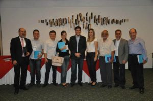 Servidores do MP e o Promotor de Justiça Ruszel Lima Verde ao lado do administrador Carlos Henrique Mendes da Rocha, que é membro do Conselho Federal de Administração (na foto, à esquerda) e o também administrador Manoel Moedas (à direita))