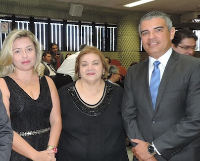 A Procuradora-Geral (centro) e a Assessora de Planejamento e Gestão, Flávia Castro, ao lado do Juiz empossado