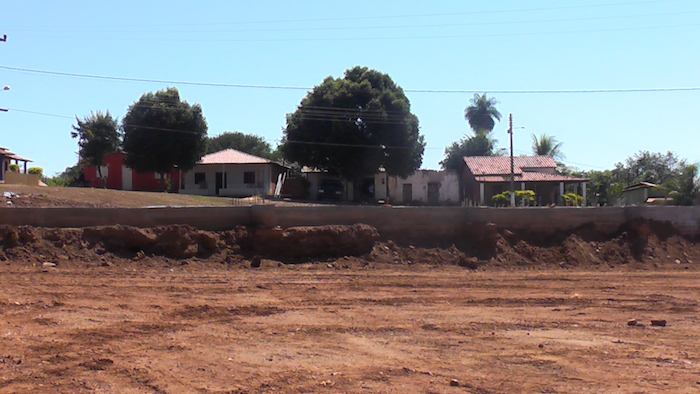 Construção de quadra escolar poliesportiva com término previsto para julho deste ano