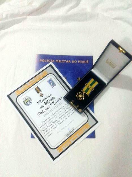 Medalha e diploma recebidos em memória de José Alves de Oliveira