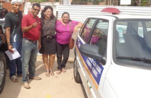 A Promotora de Justiça Gianny Carvalho (no centro, de preto) participou da entrega de veículo ao Conselho Tutelar