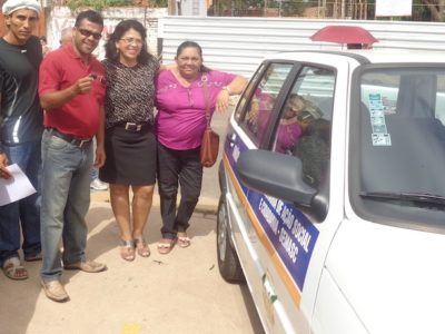 A Promotora de Justiça Gianny Carvalho (no centro, de preto) participou da entrega de veículo ao Conselho Tutelar