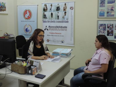 A promotora de justiça Marlúcia Evaristo (esquerda) recebe candidata que foi prejudicada no concurso da SEMEC pela falha de acessibilidade nas provas