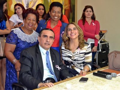 A Promotora de Justiça Amparo de Sousa Paz (sentada, à direita) durante solenidade de posse dos novos membros do Conselho Municipal dos Direitos da Mulher - Foto disponibilizada pelo portal CidadeVerde.com