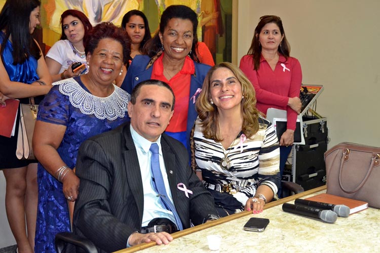 A Promotora de Justiça Amparo de Sousa Paz (sentada, à direita) durante solenidade de posse dos novos membros do Conselho Municipal dos Direitos da Mulher - Foto disponibilizada pelo portal CidadeVerde.com