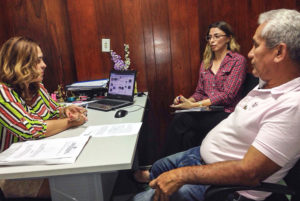A Promotora de Justiça Amparo Sousa Paz (à esquerda), com a psicóloga do NUPEVID, Cynara Veras, e o representante do SITRICOM