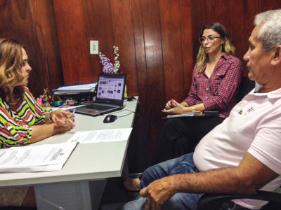 A Promotora de Justiça Amparo Sousa Paz (à esquerda), com a psicóloga do NUPEVID, Cynara Veras, e o representante do SITRICOM
