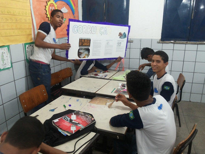 Alunos da Escola do Angelim produziram cartazes em sala de aula