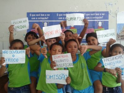 Alunos da EM Monsenhor Mateus Rufino com exemplos dos pequenos atos de corrupção