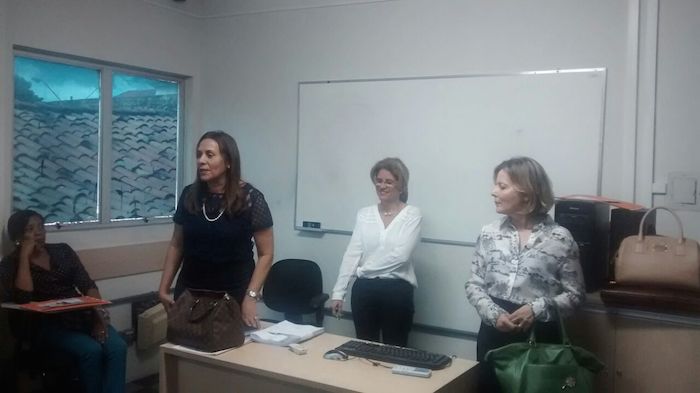 A Diretora-Geral do CEAF, Raquel Costa Normando (de pé, à esquerda), e a Coordenadora Pedagógica do órgão, Maria Eugênia Bastos (direita), participaram da abertura do curso