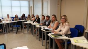 A coordenadora do CAODEC, Flávia Gomes Cordeiro, em reunião preparatória para o I Seminário Estadual da Primeira Infância