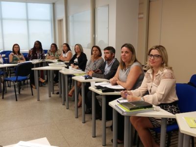 A coordenadora do CAODEC, Flávia Gomes Cordeiro, em reunião preparatória para o I Seminário Estadual da Primeira Infância