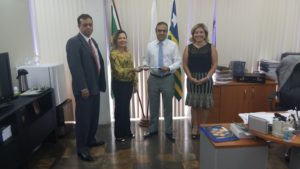 As coordenadoras do CAODEC e do CAOMA entregaram proposta de parceira ao Secretário de Estado do Meio Ambiente e dos Recursos Hídricos, Ziza Carvalho. Também estava presente o Promotor de Justiça Sávio Carvalho, também com atuação na defesa do meio ambiente.