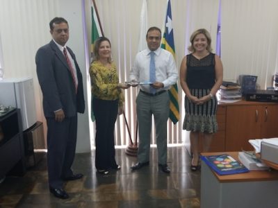 As coordenadoras do CAODEC e do CAOMA entregaram proposta de parceira ao Secretário de Estado do Meio Ambiente e dos Recursos Hídricos, Ziza Carvalho. Também estava presente o Promotor de Justiça Sávio Carvalho, também com atuação na defesa do meio ambiente.
