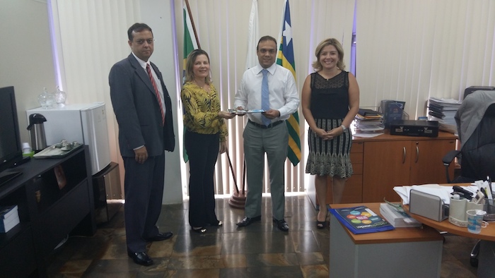 As coordenadoras do CAODEC e do CAOMA entregaram proposta de parceira ao Secretário de Estado do Meio Ambiente e dos Recursos Hídricos, Ziza Carvalho. Também estava presente o Promotor de Justiça Sávio Carvalho, também com atuação na defesa do meio ambiente.