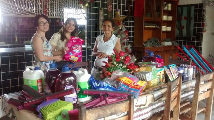 Entrega de doações no Lar da Esperança