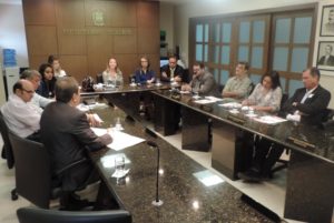 A reunião realizada ontem (19), para constituição da Frente de Defesa do Canteiro Central, foi coordenada pelos Promotores de Justiça Maria Eugênia Bastos e Sávio Carvalho, contando ainda com a participação da também Promotora de Justiça Cléia Fernades, dos presidentes do CAU e do CREA (Emanuel Castelo Branco e Paulo Roberto Oliveira, respectivamente), de um assessor jurídico do CAU, Diego Alencar, do superintendente do IPHAN, Fábio Lustosa Ferreira, do professor universitário Márcio Freitas e de dois representantes do FCMC, Olavo Pereira e Elane Coutinho.