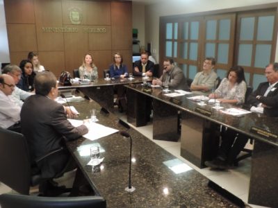 A reunião realizada ontem (19), para constituição da Frente de Defesa do Canteiro Central, foi coordenada pelos Promotores de Justiça Maria Eugênia Bastos e Sávio Carvalho, contando ainda com a participação da também Promotora de Justiça Cléia Fernades, dos presidentes do CAU e do CREA (Emanuel Castelo Branco e Paulo Roberto Oliveira, respectivamente), de um assessor jurídico do CAU, Diego Alencar, do superintendente do IPHAN, Fábio Lustosa Ferreira, do professor universitário Márcio Freitas e de dois representantes do FCMC, Olavo Pereira e Elane Coutinho.
