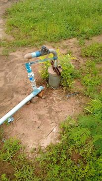 Equipamentos antigos e sem proteção estão expostos à intempérie e ao vandalismo.