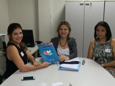 A Promotora de Justiça Maria Eugênia Bastos (centro), que está respondendo pela 30ª Promotoria de Justiça, coordenou a reunião com os representantes do Cidade Junina