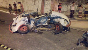 O veículo das vítimas foi totalmente destruído pela colisão.