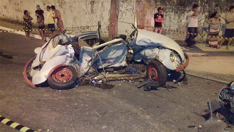 O veículo das vítimas foi totalmente destruído pela colisão.
