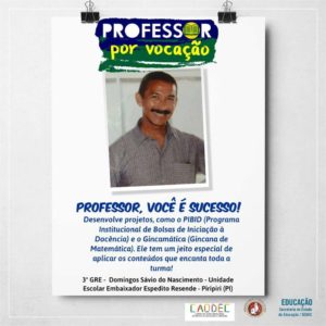 Foto do professor Domingos Sávio do Nascimento, acompanhada pelo texto: Professor por vocação. Professor, você é um sucesso! Desenvolve projetos, como o PIBID (Programa Institucional de Bolsas de Iniciação à Docência) e o Gincamática (Gincana de Matemática). Ele tem um jeito especial de ensinar os conteúdos, que encanta toda a turma!