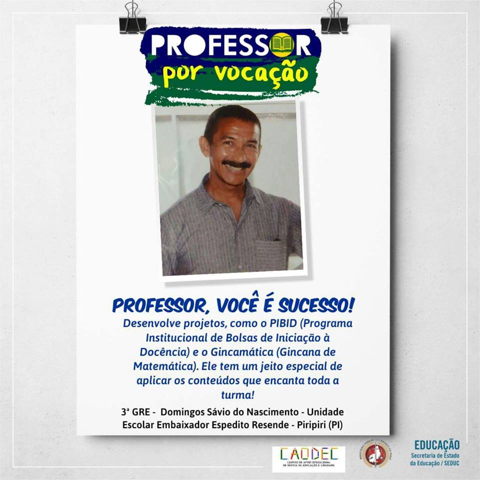 Foto do professor Domingos Sávio do Nascimento, acompanhada pelo texto: Professor por vocação. Professor, você é um sucesso! Desenvolve projetos, como o PIBID (Programa Institucional de Bolsas de Iniciação à Docência) e o Gincamática (Gincana de Matemática). Ele tem um jeito especial de ensinar os conteúdos, que encanta toda a turma!  