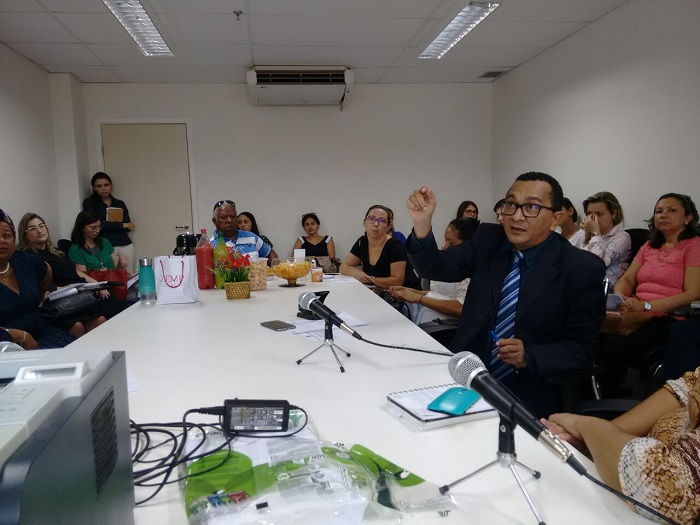 Promotor Francisco de Jesus falando durante reunião