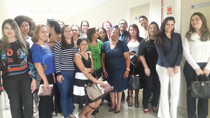 Pessoas sorrindo para foto 