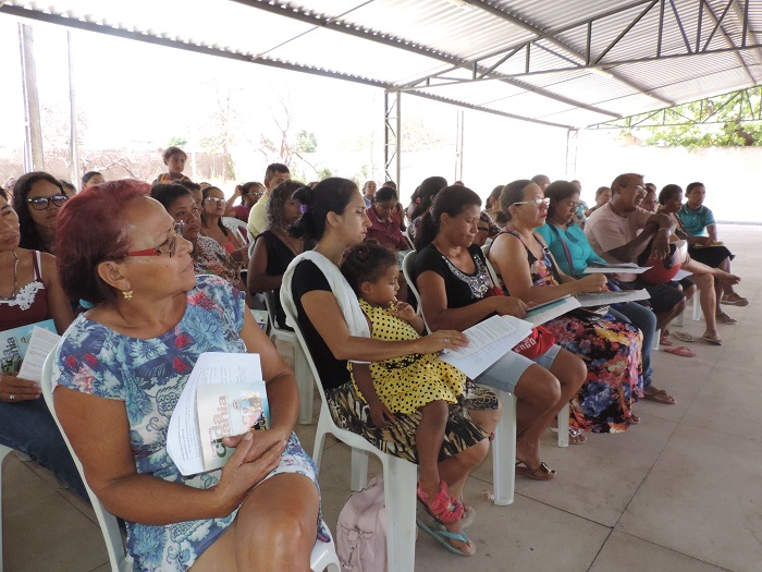 Pais e mães sentados assistindo palestra