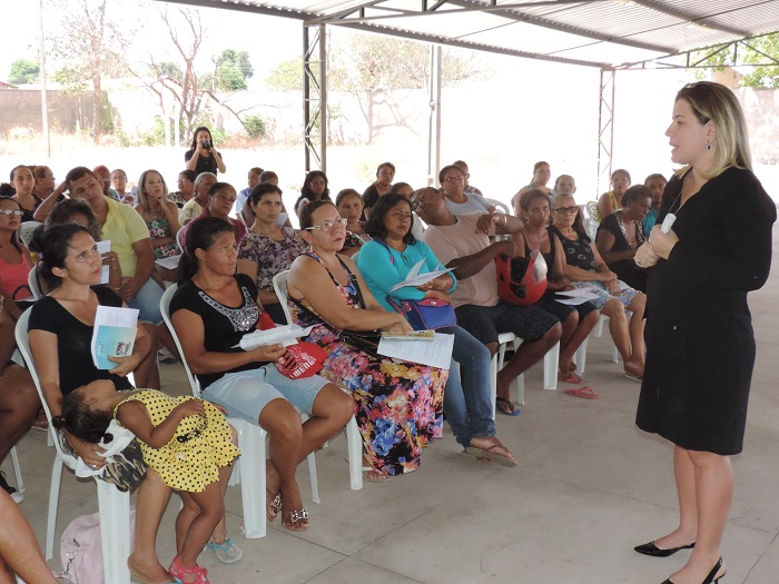 Promotora conversando com ouvintes da palestra