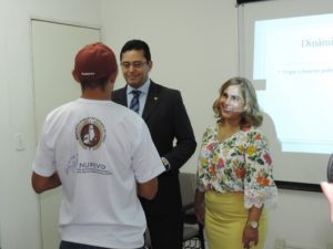 Procurador Geral de Justiça Clenadro Moura e Promotora Amparo entregando cartilha a participante do Projeto