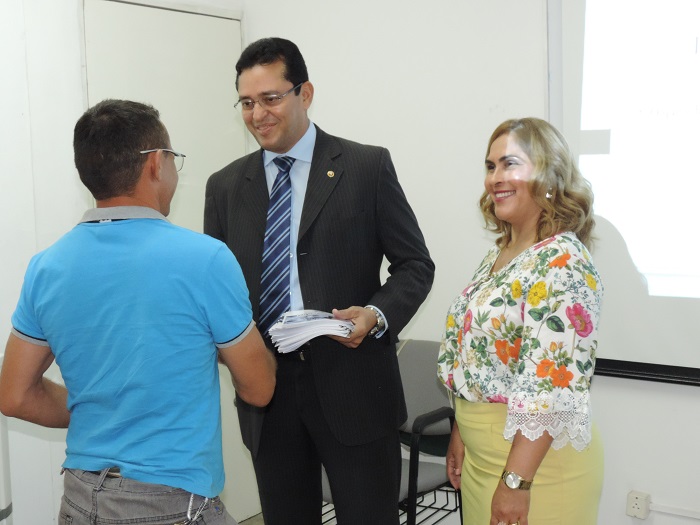 Procurador Geral de Justiça Clenadro Moura e Promotora Amparo entregando cartilha a participante do Projeto 