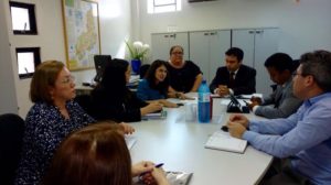 Promotres e gestores públicos sentados durante reunião sobre repasses para saúde pública