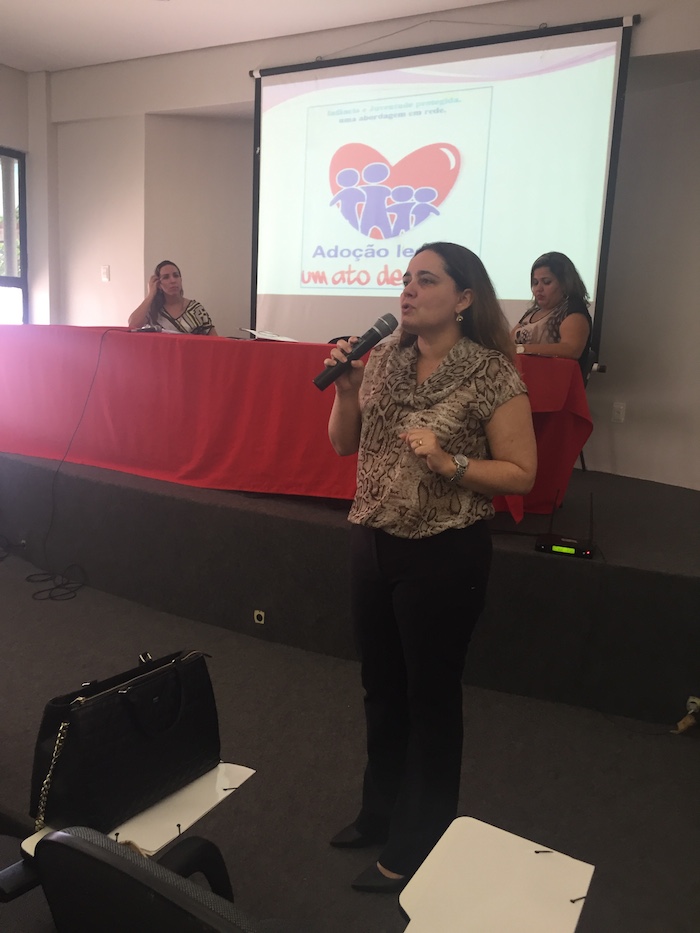 Foto: Promotora de Justiça Joselisse Costa falando ao microfone.