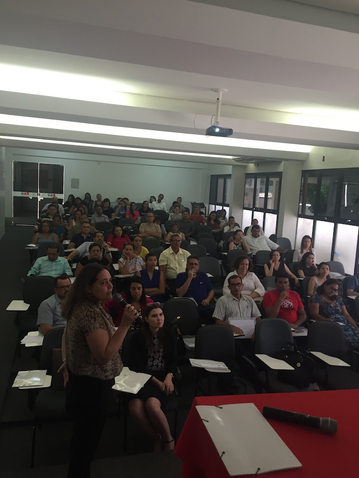 Foto: Promotora de Justiça Joselisse Costa falando para o público.