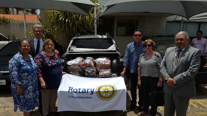Procuradores de Justiça entregam cestas básicas ao presidente do Rotary Clube.