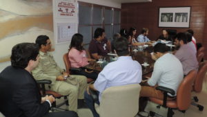 Foto: pessoas reunidas em torno de uma mesa. Reunião conduzida pela Promotora de Justiça Denise Costa Aguiar.