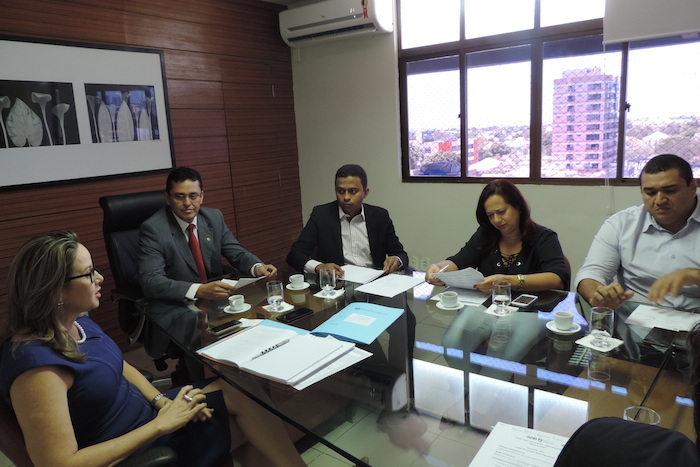 Foto: pessoas reunidas em torno da mesa do gabinete do Procurador-Geral de Justiça.