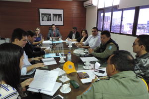 Foto: pessoas reunidas em torno da mesa do gabinete do Procurador Geral de Justiça.