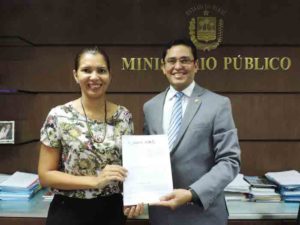 Foto: Procuradora-Chefe do MPT e Procurador-Geral de Justiça seguram o termo de cooperação assinado.