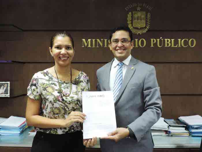 Foto: Procuradora-Chefe do MPT e Procurador-Geral de Justiça seguram o termo de cooperação assinado.