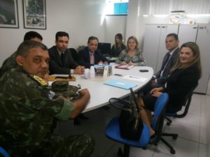 Foto: pessoas reunidas em torno de uma mesa.