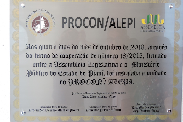 Placa de inauguração do novo PROCON - está escrito: aos quatro dias do mês de outubro de 2016, através do termo de cooperação de número 18 de 2015, firmado entre a Assembleia Legislativa e o Ministério Público do Estado do Piauí, foi instalada a unidade do PROCON ALEPI.