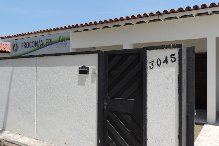 Fachada do prédio do PROCON ALEPI. A imagem mostra a entrada do local, com a placa de identificação.