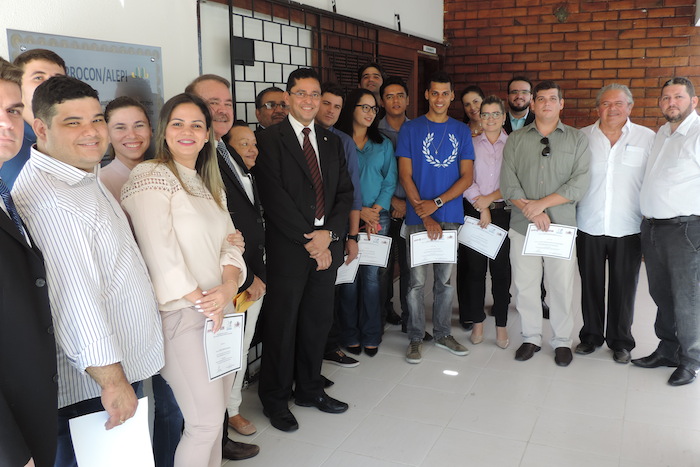 O Procurador Geral de Justiça, Cleandro Alves de Moura, está ao lado de vários servidores do PROCON ALEPI, com certificados nas mãos.