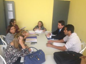 Foto: reunião de grupo de trabalho. Pessoas reunidas em torno de uma mesa.