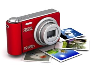 Imagem: câmera fotográfica vermelha junto com várias fotografias impressas.
